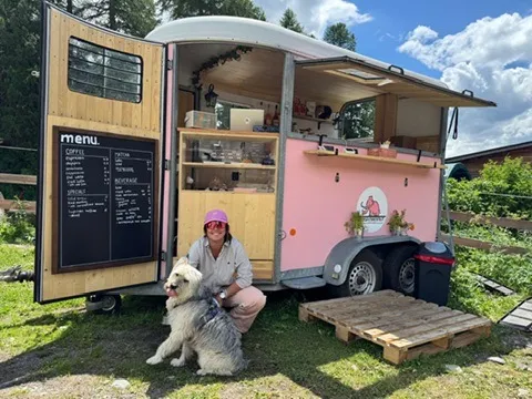 Alina vor dem Rosa Mammut Coffee Trailer