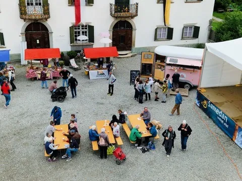 Rosa Mammut auf dem Markt in Samedan